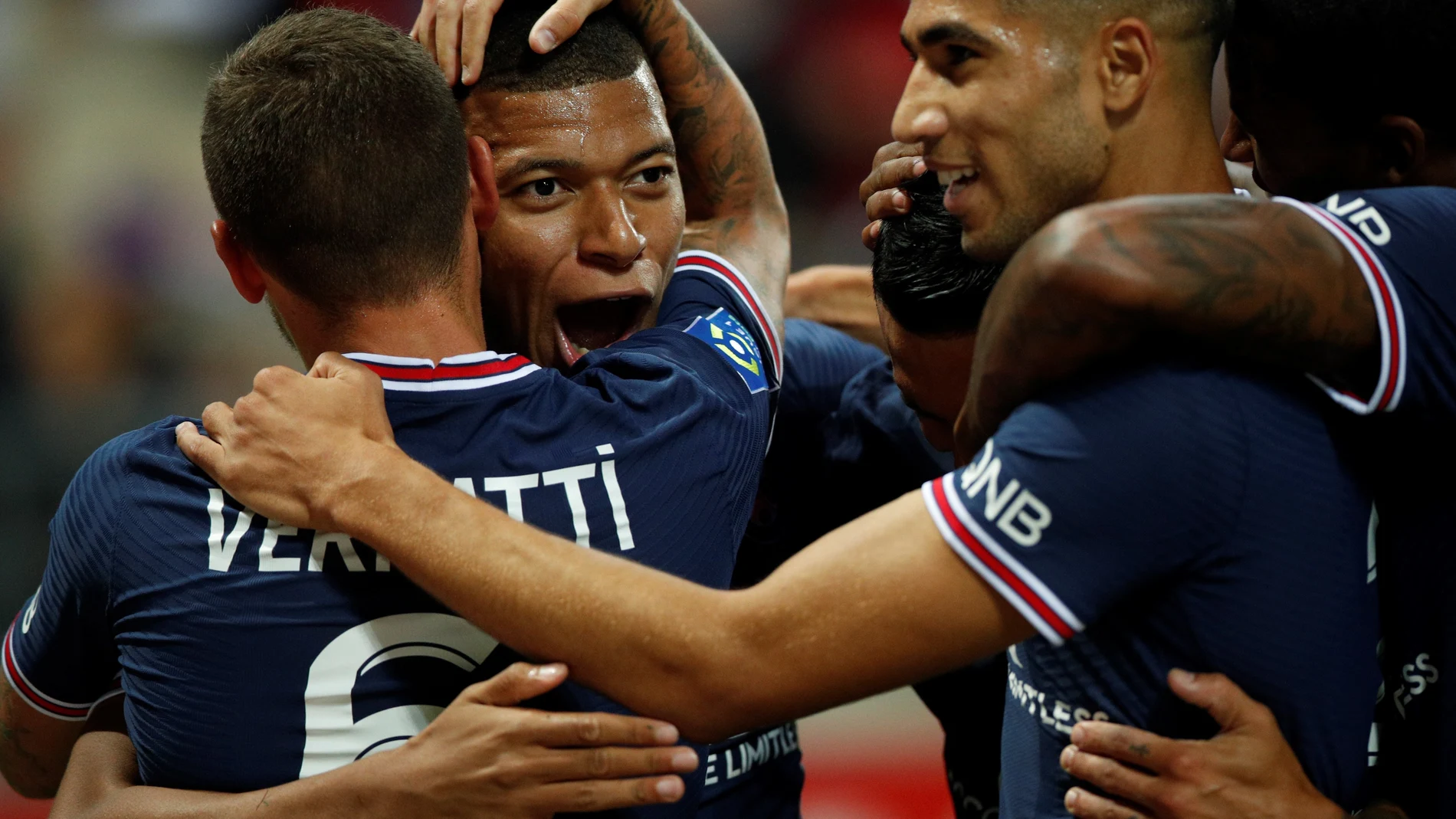 Mbappé celebra feliz uno de los goles que marcó con el PSG al Reims