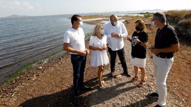 La vicesecretaria general del PSOE y portavoz del Grupo Socialista en el Congreso, Adriana Lastra, durante su visita al Mar Menor con dirigentes del partido