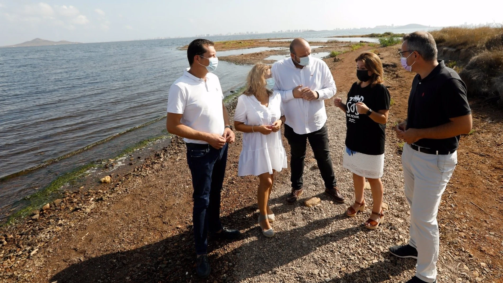 La vicesecretaria general del PSOE y portavoz del Grupo Socialista en el Congreso, Adriana Lastra, durante su visita al Mar Menor con dirigentes del partido