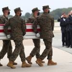 Joe Biden acude a recibir a los soldados de EEUU asesinados en Kabul