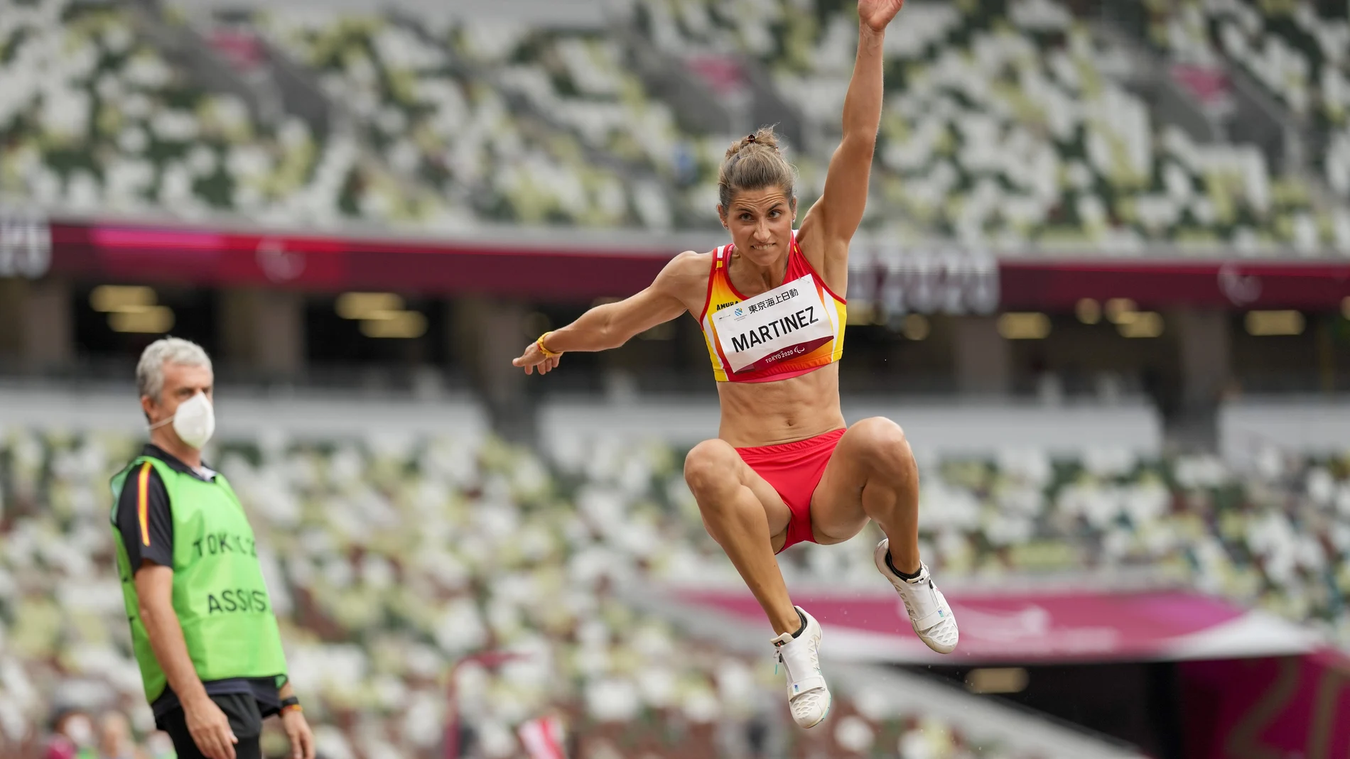 Sara Martínez, en pleno vuelo que la llevó a la medalla de plata