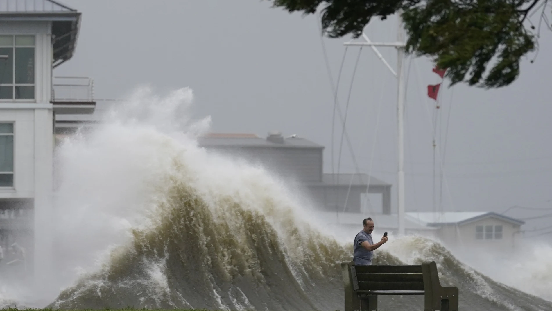 Un hombre toma una foto de las enormes olas originadas por la tormenta Ida en las inmediaciones de lago Pontchartrain