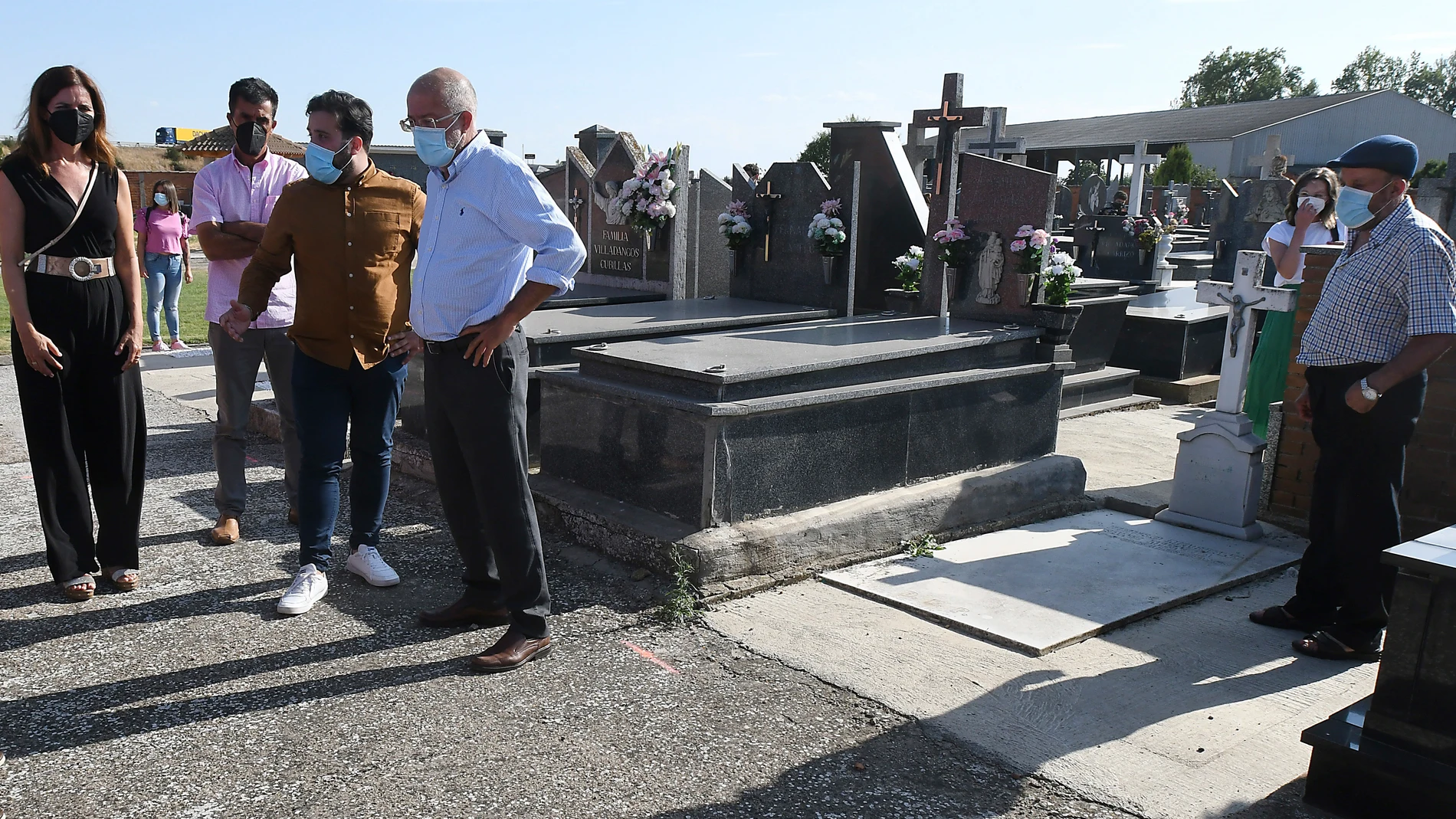 Francisco Igea (4i), vicepresidente de la Junta de Castilla y León, visitó Villadangos (León) para conocer sobre el terreno la situación del cementerio de la localidad para la exhumación de 71 personas enterradas en una fosa común durante la Guerra Civil
