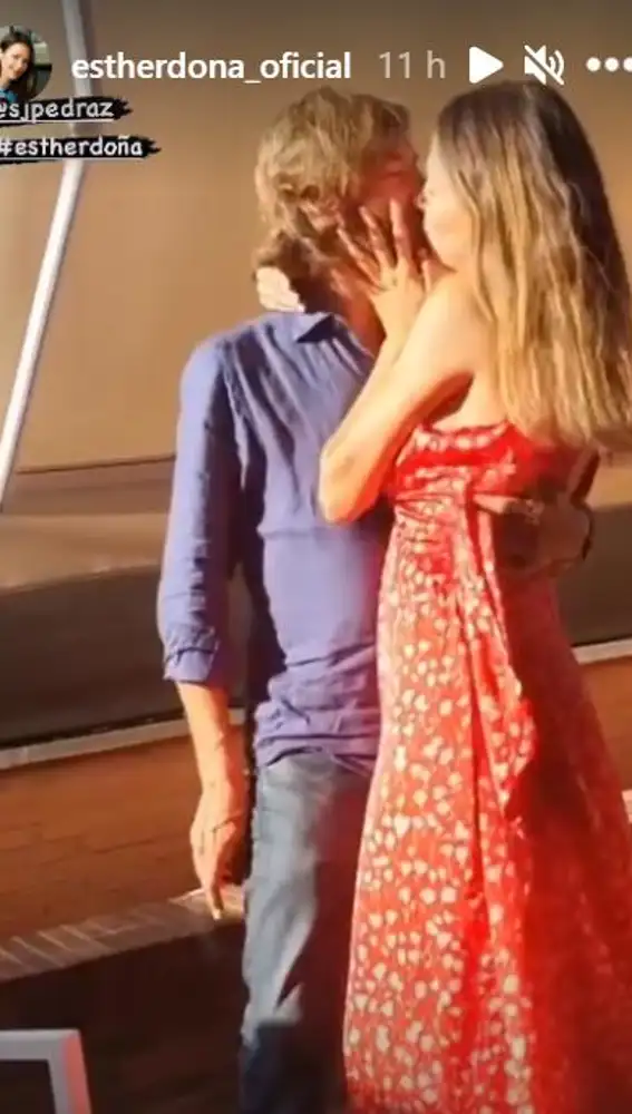 Esther Doña y Santiago Pedraz besándose en Instagram