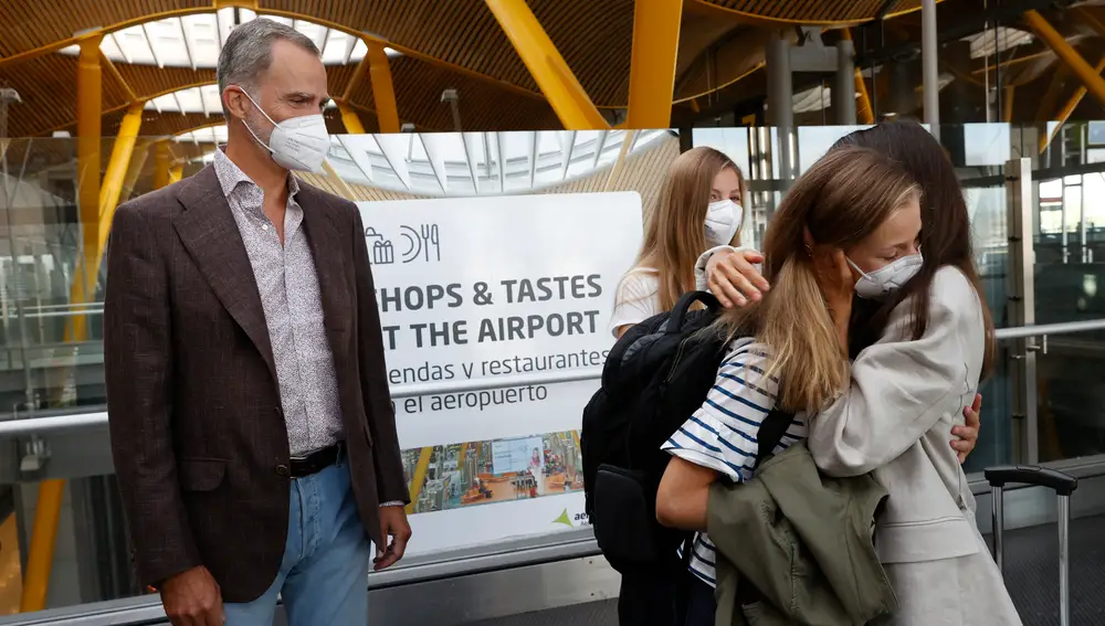 Los Reyes despidiendo a su hija la Pincesa Leonor en el aeropuerto quien se incorpora hoy al UWC Atlantic College de Gales, a 30 de agosto de 2021, en Madrid (España).