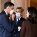 El presidente del Gobierno, Pedro Sánchez, conversa con el presidente del Consejo General del Poder Judicial (CGPJ), Carlos Lesmes, y la ministra de Justicia, Pilar Llop