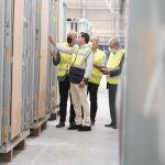 Juanma Moreno, durante su visita a la empresa Hydrodiseño en Huércal-Overa (Almería)