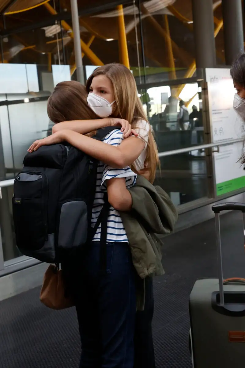 La infanta Sofía despidiéndose con un abrazo de su hermana, la Pincesa Leonor, en el aeropuerto quien se incorpora hoy al UWC Atlantic College de Gales, a 30 de agosto de 2021, en Madrid (España).