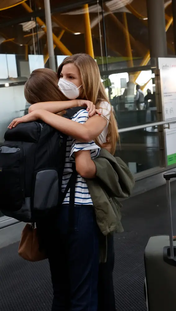 La infanta Sofía despidiéndose con un abrazo de su hermana, la Pincesa Leonor, en el aeropuerto quien se incorpora hoy al UWC Atlantic College de Gales, a 30 de agosto de 2021, en Madrid (España).