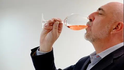 Agustín Alonso, en una imagen de archivo mientras cataba un vino