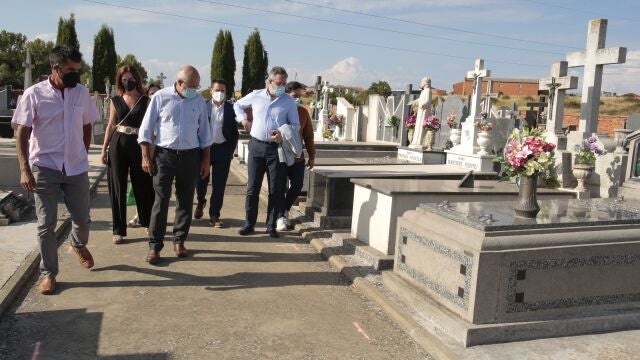 El vicepresidente de la Junta, Francisco Igea, mantiene una reunión en el Ayuntamiento de Villadangos del Páramo (León) y visita el cementerio de la localidad