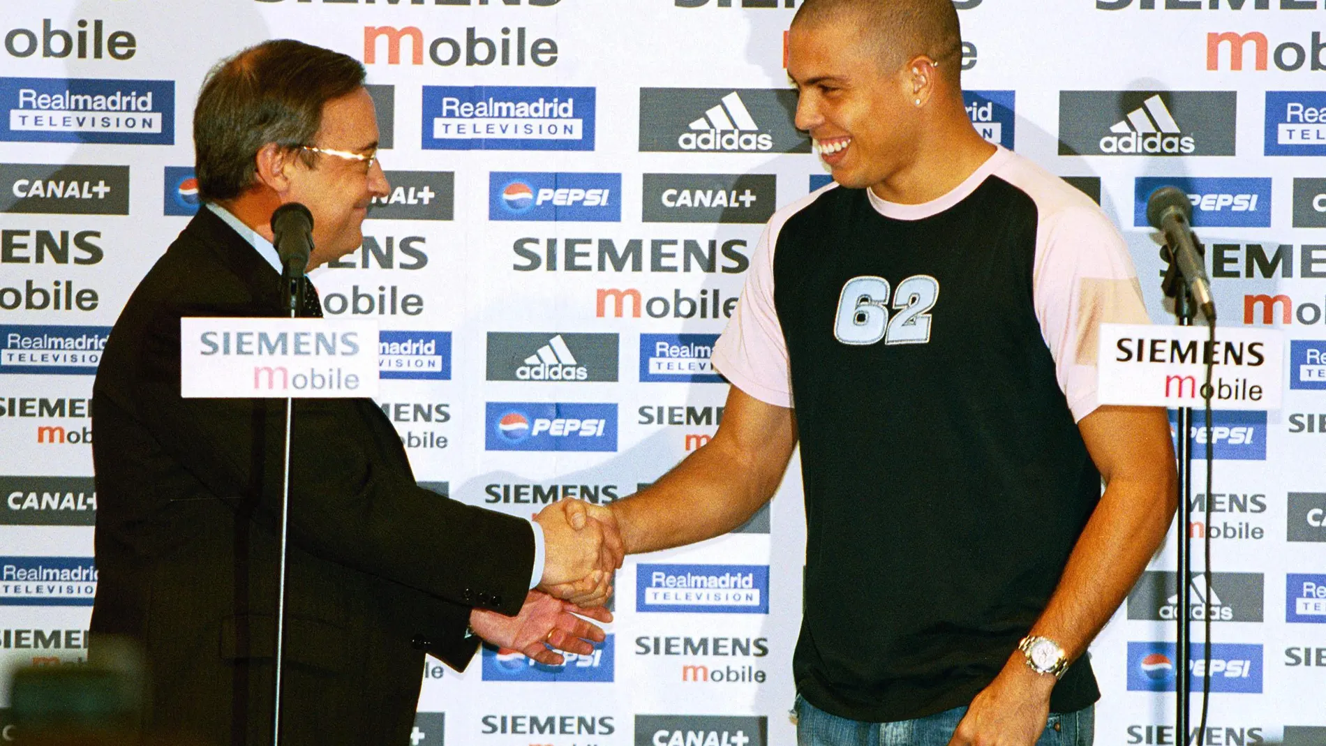 Florentino Pérez y Ronaldo Nazario se saludan en la presentación del brasileño como jugador del Real Madrid