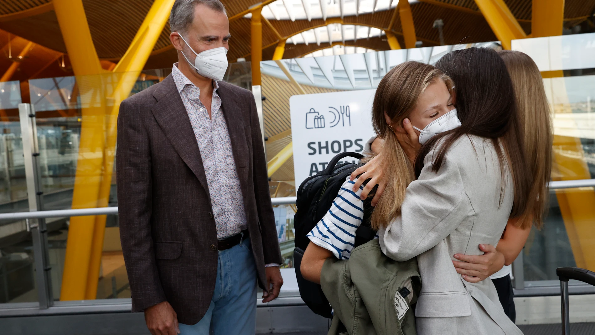 Los Reyes despidiendo a su hija la Pincesa Leonor en el aeropuerto quien se incorpora hoy al UWC Atlantic College de Gales, a 30 de agosto de 2021, en Madrid (España).