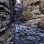 El río Mayor, en Riofrío, se torna de negro con las primeras lluvias que se han producido en la zona, tras el incendio que se originó en Navalacruz y que ha calcinado más de 22.000 hectáreas en la provincia de Ávila.