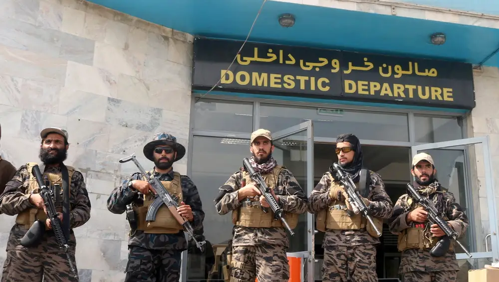 Talibanes armados y vestidos con equipos de EE UU toman el control de aeropuerto