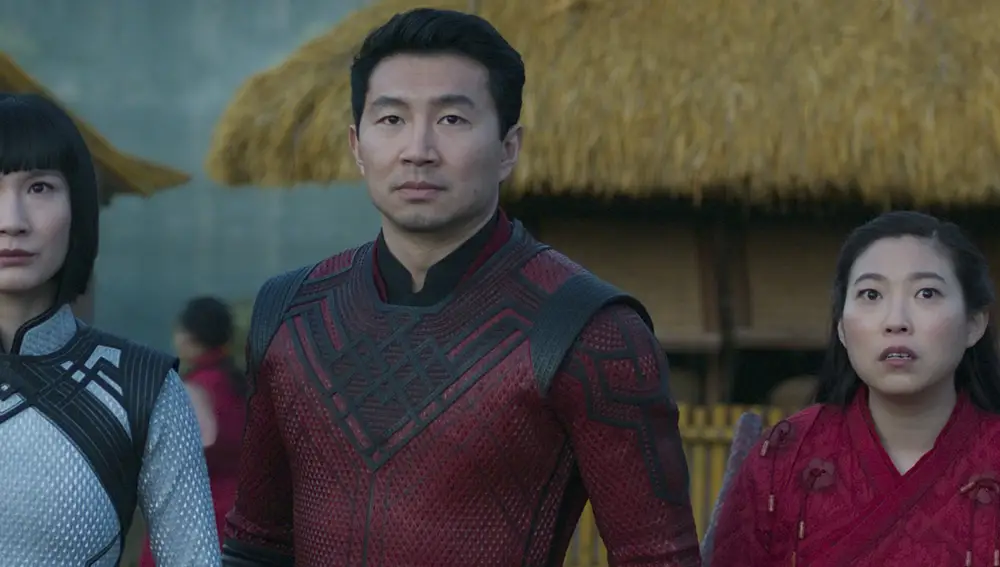 Meng'er Zhang (izquierda), Simu Liu y Awkwafina protagonizan &quot;Shang-Chi y la leyenda de los diez anillos&quot; (Marvel Studios via AP)