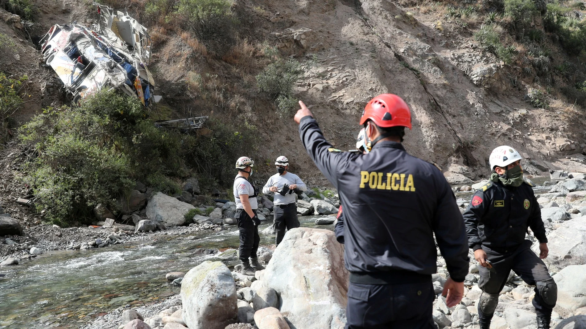 Rescue workers and police officers attend the place where a bus crashed, in Matucana, Peru, August 31, 2021. REUTERS/Sebastian Castaneda TPX IMAGES OF THE DAY