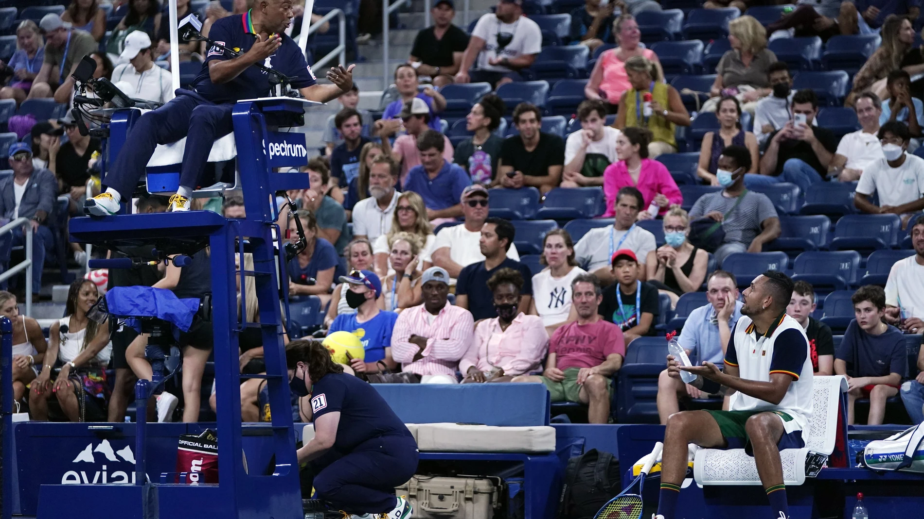 Nick Kyrgios discute con el juez Carlos Bernardes durante el US Open.