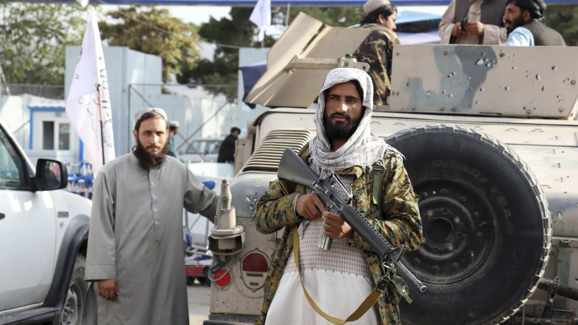 Combatientes talibanes hacen guardia frente al aeropuerto internacional Hamid Karzai tras la retirada de Estados Unidos en Kabul