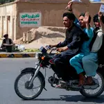 Talibanes celebran la retirada de las fuerzas estadounidenses por las calles de Kandahar