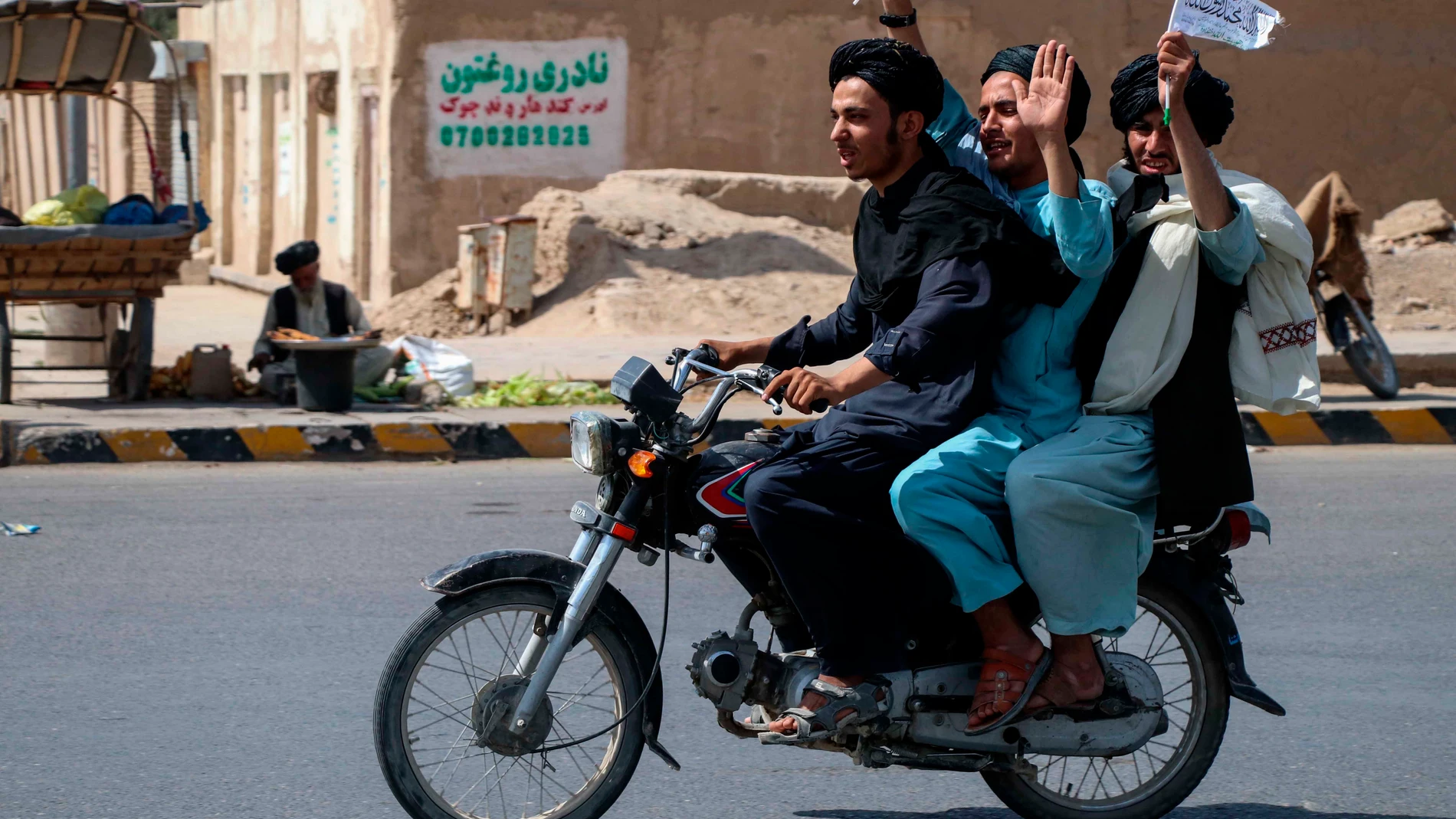 Talibanes celebran la retirada de las fuerzas estadounidenses por las calles de Kandahar