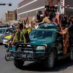Guerrilleros talibanes celebran subidos en un vehículo la salida de las fuerzas de Estados Unidos.