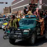 Guerrilleros talibanes celebran subidos en un vehículo la salida de las fuerzas de Estados Unidos.