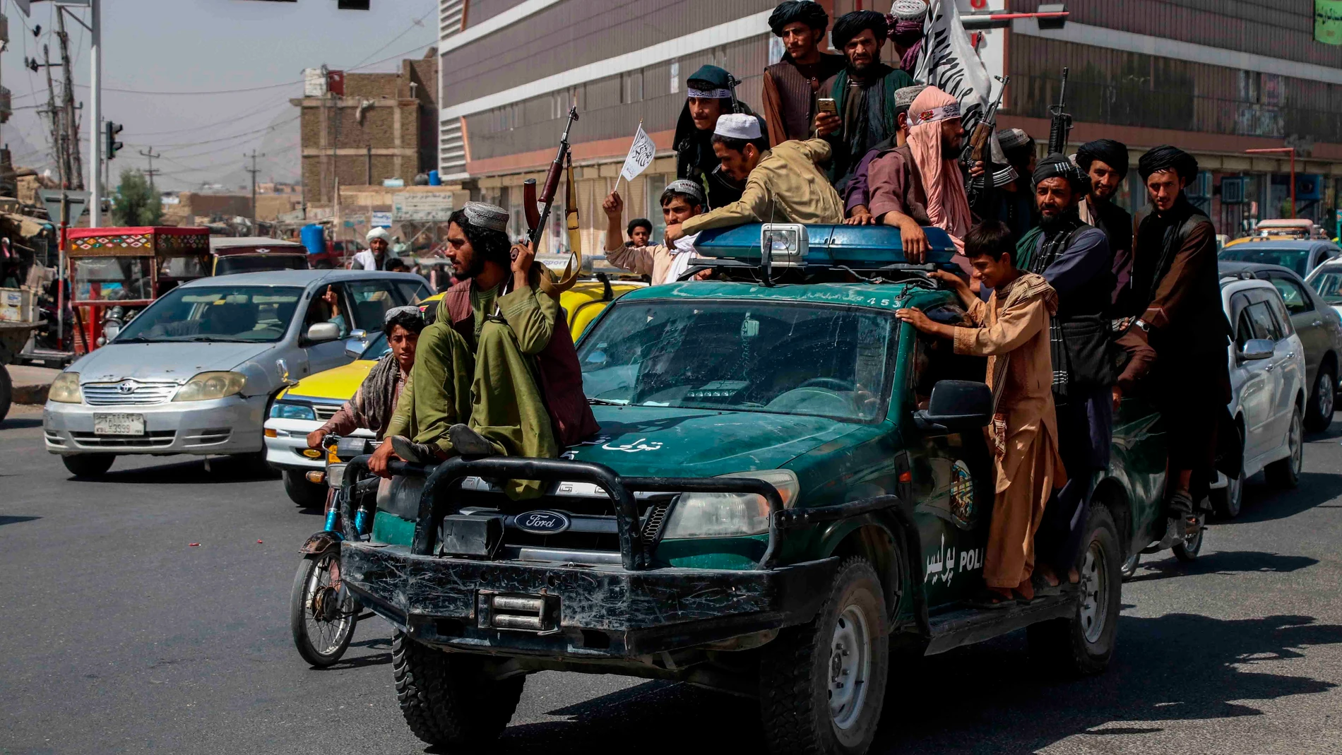 Guerrilleros talibanes celebran subidos en un vehículo la salida de las fuerzas de Estados Unidos.