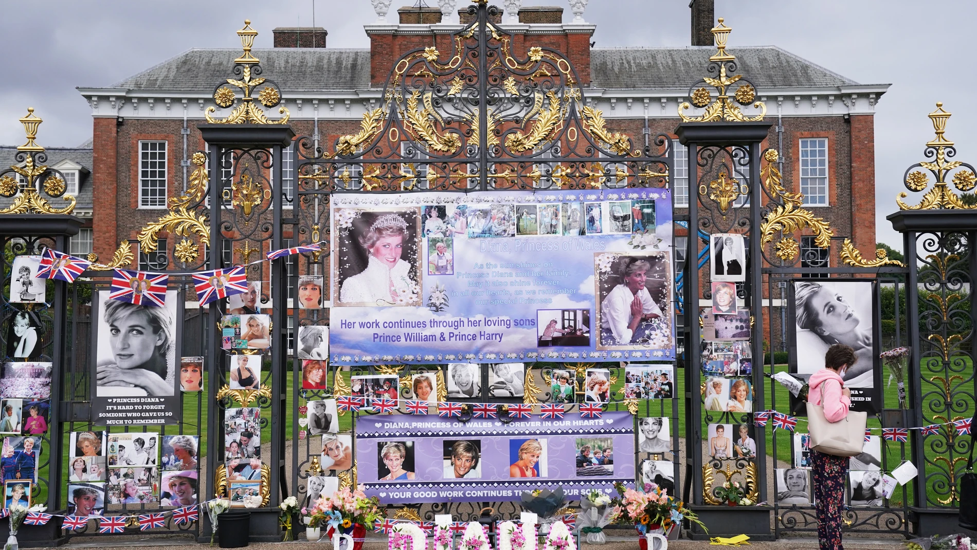 Flores e imágenes de Diana de Gales, en el 24 aniversario de su fallecimiento. Photo: Jonathan Brady/PA Wire/dpa31/08/2021 ONLY FOR USE IN SPAIN