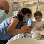 Lleïr en su habitación del Hospital Vall d'Hebron y junto a sus padres tras haber recibido dos pulmones de un donante en asistolia controlada