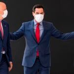 Juanma Moreno, flanqueado por Javier Imbroda y Elías Bendodo, tras el Consejo de Gobierno