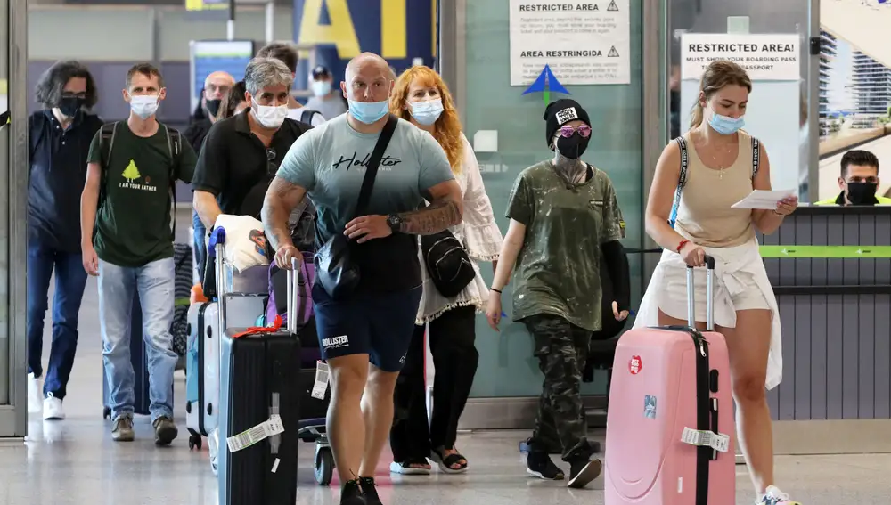 Turistas extranjeros llegan al aeropuerto de Málaga durante este verano