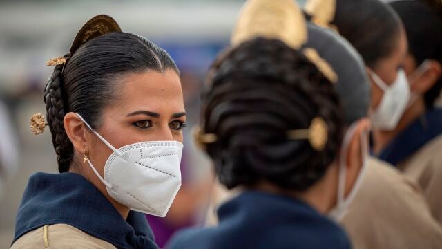 Un fallera con mascarilla