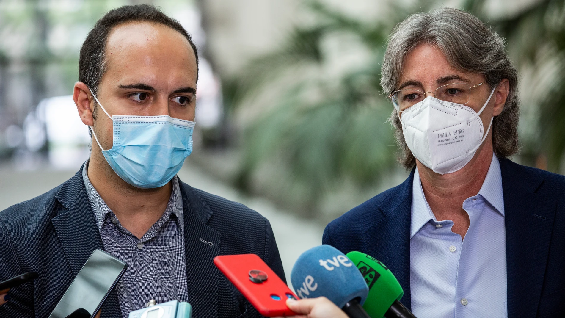 La portavoz de Recupera Madrid, Marta Higueras, y el concejal del Grupo Mixto, Jose Manuel Calvo