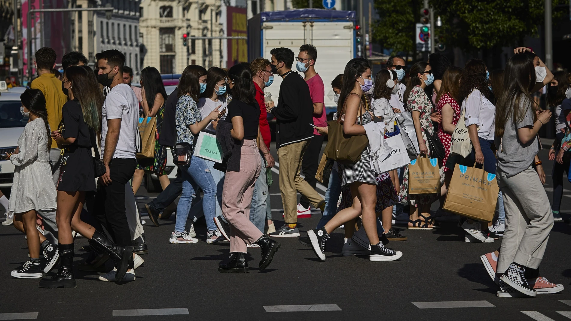 Ambiente en las calles del centro de Madrid con mascarillas
