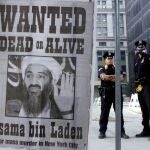 Policías de Nueva york junto a un cartel con el rostro de Osama Bin Laden