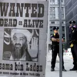 Policías de Nueva york junto a un cartel con el rostro de Osama Bin Laden