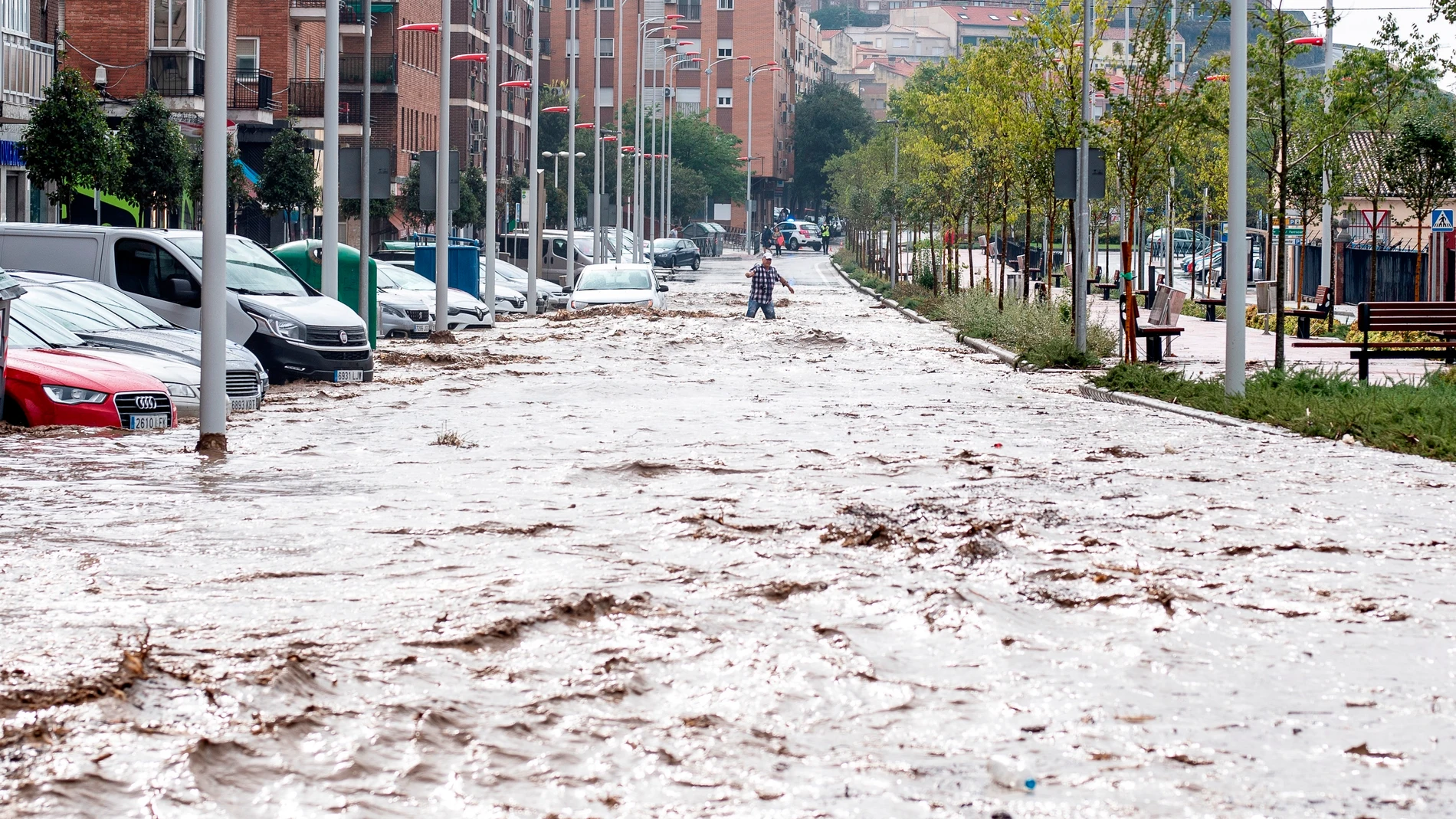 Paseo de La Rosa, este miércoles en Toledo, inundado después de que el arroyo De la Rosa se haya desbordado por las tormentas