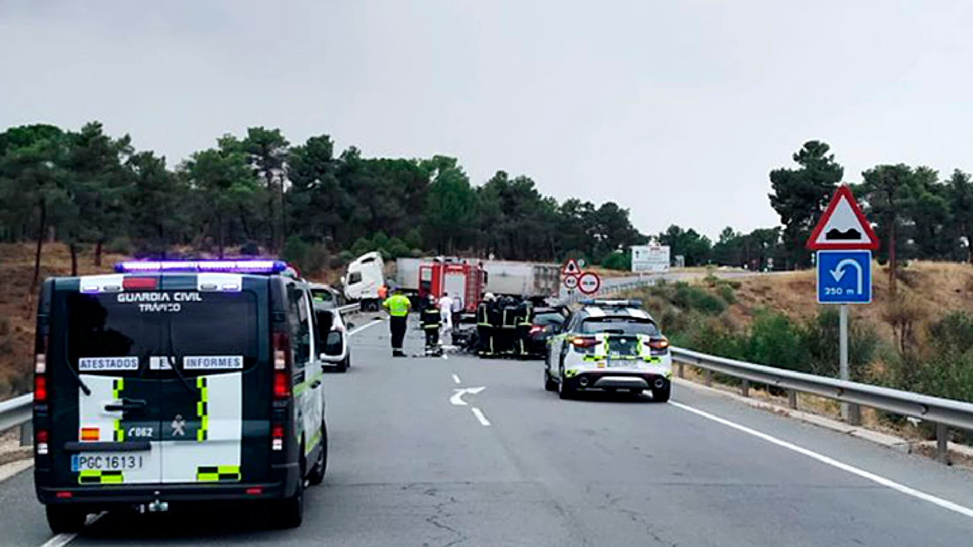 Accidente de tráfico entre una furgoneta y un turismo en la CL-605 a su paso por Anaya (Segovia), en el que dos personas fallecieron y tres resultaron heridas