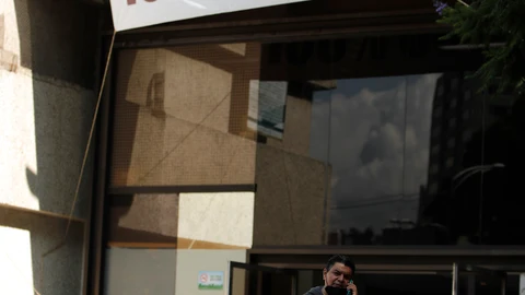 MEX395. CIUDAD DE MÉXICO (MÉXICO), 01/09/2021.- Una persona espera informes de su familiar contagiado por la COVID-19, en un Hospital de la Ciudad de México (México). La Secretaría de Salud de México reportó este miércoles 1.177 nuevas muertes por covid-19, la cifra más alta en la tercera ola, hasta alcanzar las 260.503. EFE/José Méndez