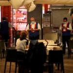 Dos camareros en un bar. La hostelería es uno de los sectores con más trabajadores en ERTE