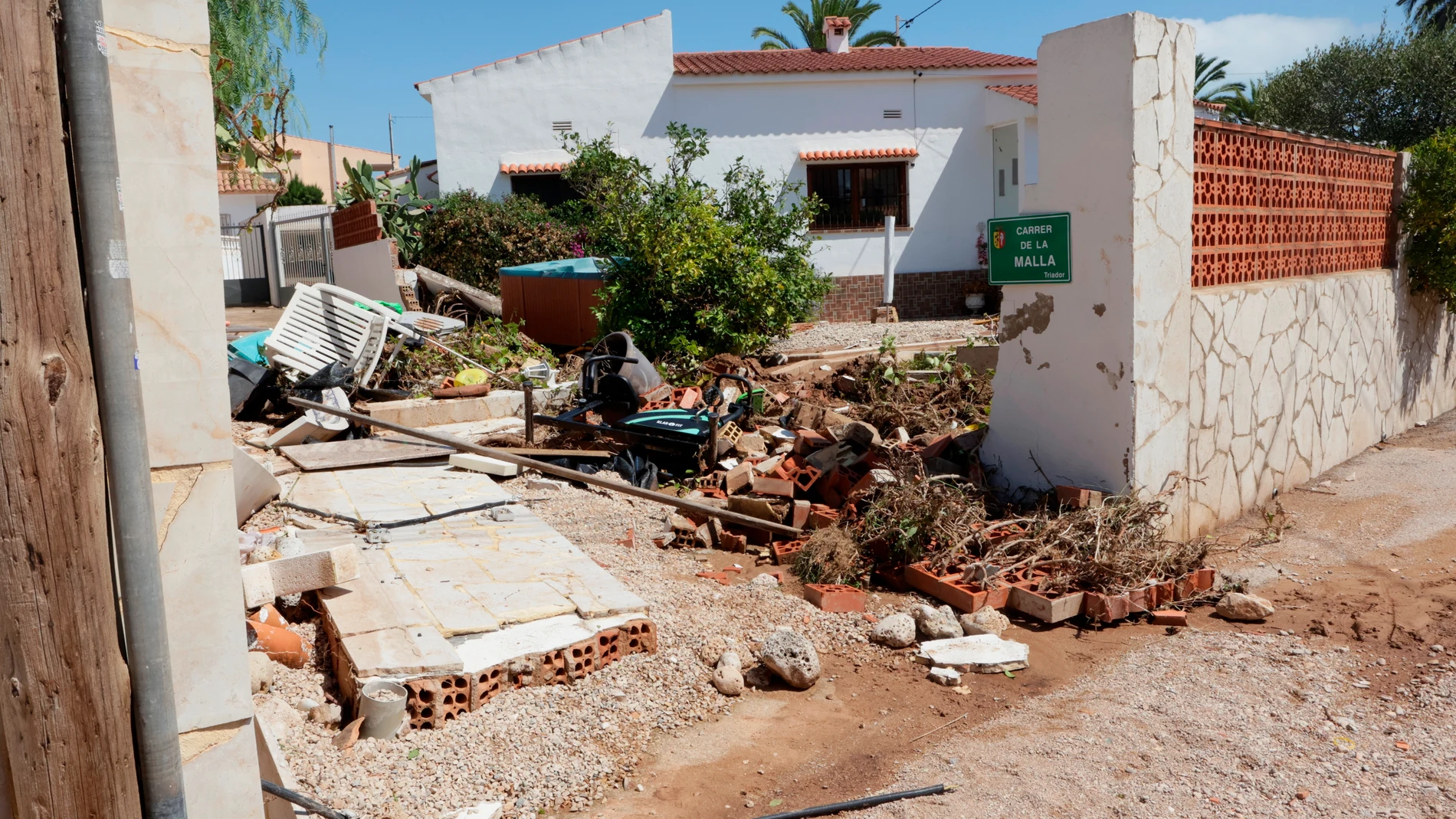 Aspecto de una de las calles de Vinaròs (Castellón) gravemente afectada por el temporal de lluvia de ayer