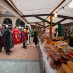 El alcalde de Ávila, Jesús Manuel Sánchez Cabrera, acompañado por la corporación municipal, inaugura el XXIV Mercado Medieval de Ávila
