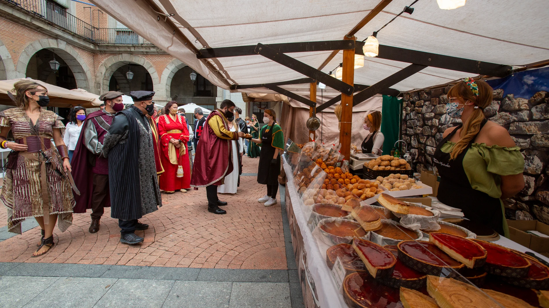 El alcalde de Ávila, Jesús Manuel Sánchez Cabrera, acompañado por la corporación municipal, inaugura el XXIV Mercado Medieval de Ávila