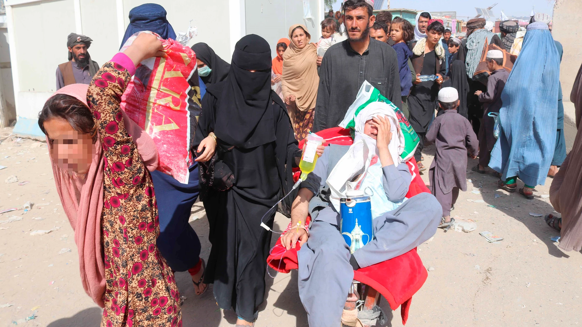 Ciudadanos afganos espera en la frontera para cruzar a Pakistán, en Spin Boldak