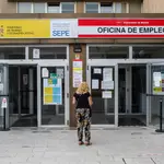Una mujer a las puertas de una oficina del SEPE y oficina de empleo de la CAM