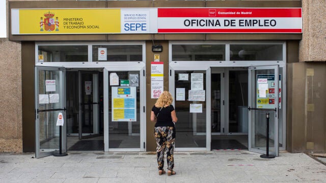 Una mujer a las puertas de una oficina del SEPE y oficina de empleo de la CAM