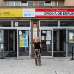 Una mujer a las puertas de una oficina del SEPE y oficina de empleo de la CAM