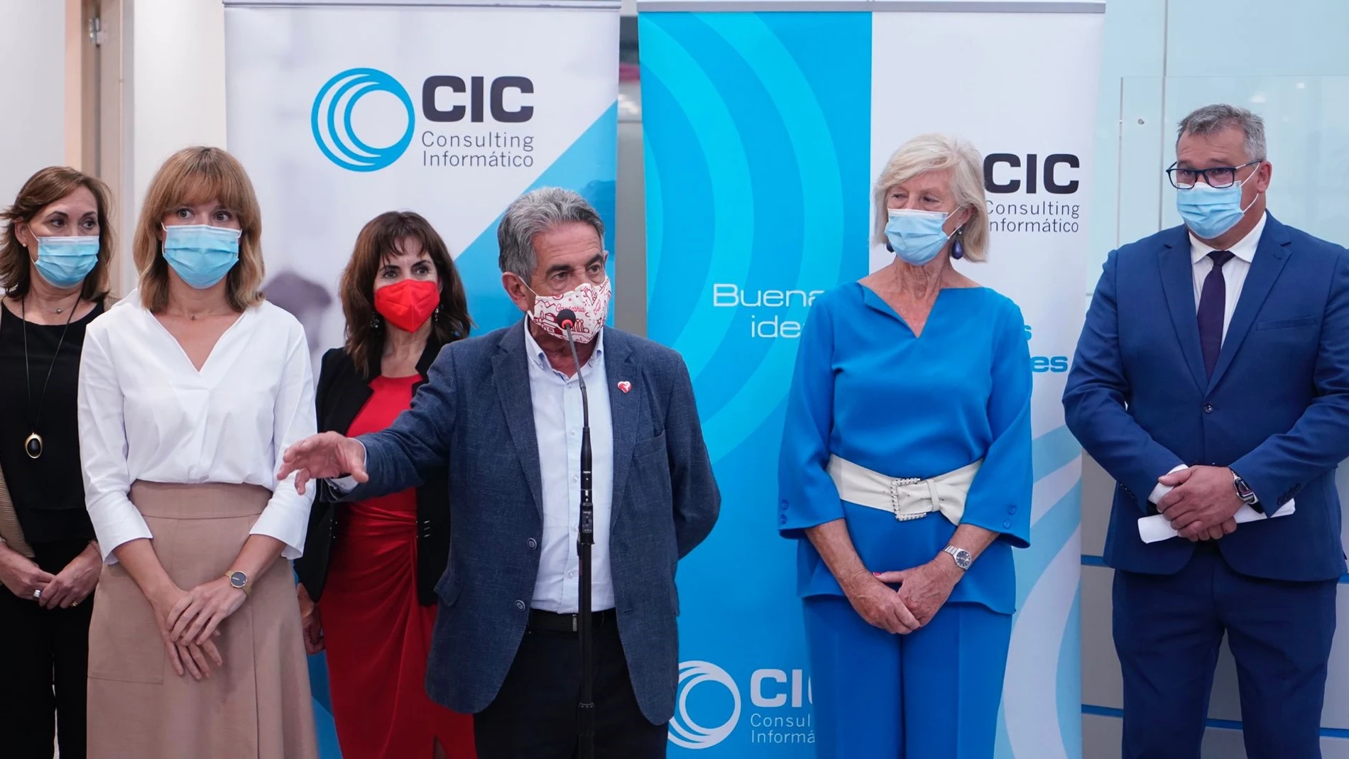 La ministra de Educación y Formación Profesional, Pilar Alegría, y el presidente de Cantabria, Miguel Ángel Revilla, intervienen durante una visita a la empresa Consulting Informático (CIC), a 2 de septiembre de 2021, en el Parque Científico y Tecnológico de Cantabria, en Santander, Cantabria