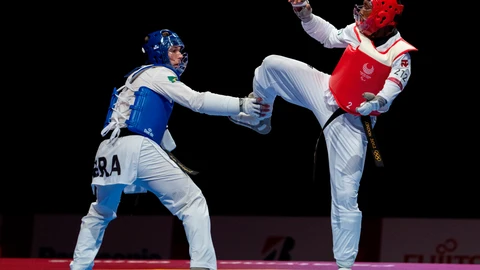 Parfait Hakizimana, a la detecha, en un combate con el brasileño Nathan Cesar Sodario Torquato.